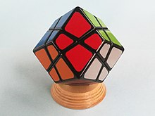 Nagy gránát - tizenkét rombusz által határolt, háromélű csúcsaira négytengelyes Rubik-kocka szerű játék.