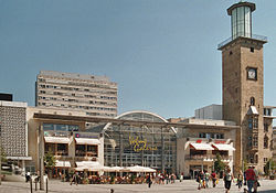 Old Town Hall (right) and Square. In the center the Volme Galerie (City Mall).