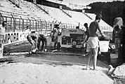Lavori di costruzione per la pista in tartan per l'atletica leggera nel 1969