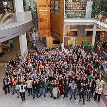 Gruppenbild unter dem WikiCon-Banner im Foyer des Linzer Wissensturms