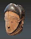 Masque heaume ngontang. Fang. République gabonaise, 19e s. Bois, pigments dont kaolin, laiton, fragment de miroir. H. 31 cm[39]