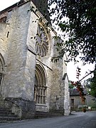 Il portale centrale (facciata ovest) della chiesa fortificata.