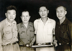 Cùng với các tướng lĩnh Việt Nam Lâm Văn Thê, Huỳnh Thủ và Hà Ngọc Tiếu vào năm 1975
