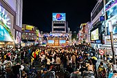 【東城路】若さ活気あふれる「東城路」は、大邱駅交差点と中央治安センター間の区間（900m）に位置し、大邱の代表的な中心繁華街の一つである。校洞貴金属通り、トッポッキ通り、カバン通り、ヤシ通り、古着屋通りなど、様々な通りがある。