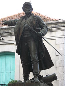 Monument au colonel Bourras (1892, détail), Pompignan, place de la Mairie.