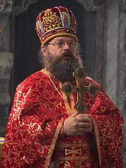 Archimandrita Marek při bohoslužbě s kněžskou mitrou a žehnacím křížem řeckého typu