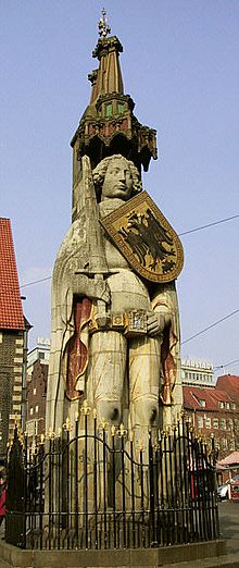 Statue de Roland debout à Brême, il tient son épée avec sa main droite. Son bouclier se trouve côté gauche de sa poitrine, penché.