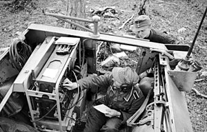 Німецькі військові зв'язківці з польовим телефоном у Фінляндії. Оборона Заполяр'я. 1944