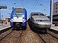 Un TER et un TGV en gare de Dunkerque.