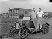 Deux jeunes hommes et la Ford modèle T, 1923