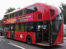 Il caratteristico retro arrotondato del New Routemaster con il profilo obliquo vetrato che evidenzia la rampa di scale posteriore