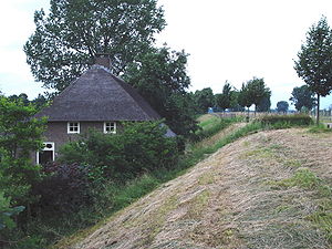 Neerlangel, boerderij tegen de dijk