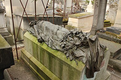 Jules Dalou, Gisant d'Auguste Blanqui sur sa tombe (1885), cimetière du Père-Lachaise (91e division).