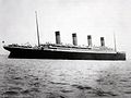 El Titanic cursando por el canal de Solent, previo a su ingreso en mar abierto.