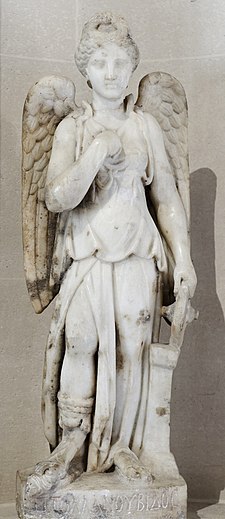 Mramorová soška Nemesis z 2. století př. n. l., nalezená v Egyptě (dnes umístěna v Louvre)