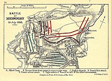 Gravure. Des troupes alliées viennent du centre soutenir l'aile droite. Première attaque française par le sud-ouest. Deuxième attaque par le sud-est. Attaque française sur l'est des retranchements alliés.