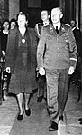 Heydrich tillsammans med hustrun Lina i Wallensteinpalatset i Prag den 26 maj 1942, dagen före attentatet.