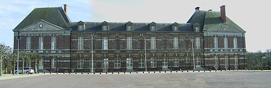 Château de Torigni-sur-Vire (dont ne subsiste que l'aile sud du château du XVIe siècle, restaurée après les bombardements du 12 juin 1944)