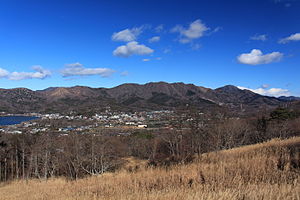 南側のパノラマ台（山梨県山中湖村）から望む道志山塊、左から大平山の東側にある芙蓉台、石割山、最高峰の御正体山、左端中央に山中湖（右奥）、2014年12月6日撮影