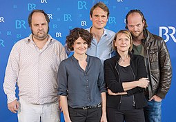 (v. l. n. r.) Egersdörfer als Michael Schatz, Wasserscheid als Wanda Goldwasser, Hinrichs als Felix Voss, Manzel als Paula Ringelhahn und Schadt als Sebastian Fleischer