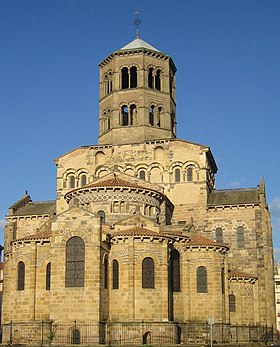 Le chevet de l'abbatiale Saint-Austremoine.