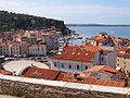 Golygfa tuat at Bae Piran. Gyferbyn mae rhan Croatia o benrhyn Istria