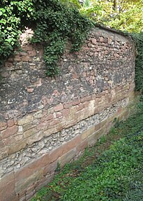 Archäologisches Fenster vor dem Ostchor von St. Paulus mit römisch-mittelalterlichen Fundamenten der ersten, östlichen, inneren Stadtmauer