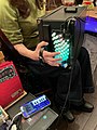 バンドミネドーニ。収納箱の左右の両脇に、バンドネオンのボタン鍵と同じ配列のMIDIキーボード（LEDで輝いている)を取り付けた状態。非常に軽い。