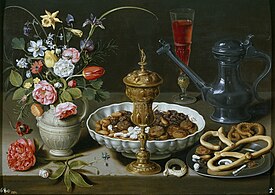 Nature morte avec verre vénitien similaire et figues. Quelqu'un a pris une bouchée d'un des bretzels.