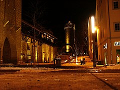 De stadsmuur van Jena bij nacht