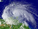 L’ouragan Ivan à l’ouest de la Grenade en mer des Caraïbes le 7 septembre 2004 à 19 h 45 UTC, il se situait alors en 11,9°N 61,2°O ; ses vents atteignaient 195 km/h.