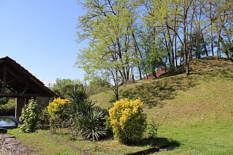 Le lavoir et le début du chemin de croix.