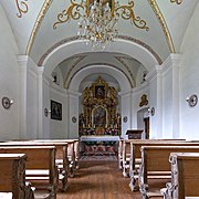 Maria Heimsuchungskapelle, Ellmau (Tirol). Blick vom Haupteingang in Richtung Altar.