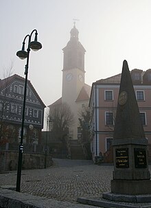 Markt mit Kirche im Nebel Sohland.jpg