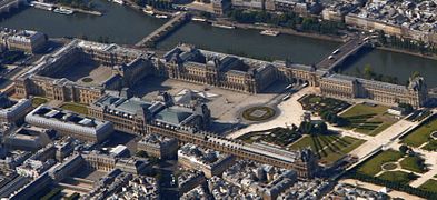 Vue générale du palais du Louvre.