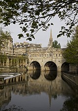 Uma das obras-primas de Robert Adam, em um cenário amplamente georgiano: Pulteney Bridge , Bath , 1774