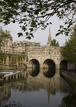 Le pont Pulteney, à Bath dans le Somerset (Royaume-Uni), un site inscrit au patrimoine mondial par l’Unesco. (définition réelle 2 123 × 2 999*)