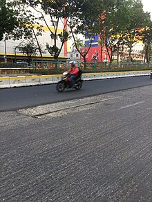 Sisa jalur trem yang timbul di daerah Glodok.