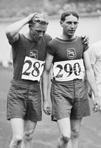 Atkinson (vas.) joukkuekaverinsa Weightman-Smithin kanssa Amsterdamin olympialaisissa 1928