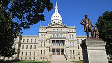 State Capital and Statue - panoramio.jpg