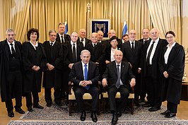 De leden van het Hooggerechtshof in 2015, met president Reuven Rivlin en premier Benjamin Netanyahu