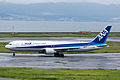 全日空的波音767-300ER型客機在關西國際機場滑行