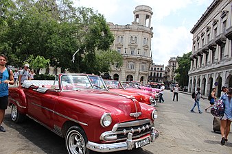Typisch beeld van Havana met auto's van Amerikaanse makelij uit de jaren vijftig In het straatbeeld zijn dergelijke oude auto's nog veel te zien. De auto's op deze foto worden gebruikt om toeristen rond te rijden.