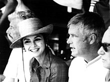 George Peppard con l'actriz Victoria Principal.