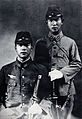 航空胸章を佩用した陸軍少尉（左）
