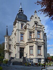 Château Goffart à la chaussée de Châtelet. Un exemple de château d'industriel du pays de Charleroi[21]. Construit en 1917 à l'emplacement de la verrerie Martin[22].