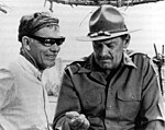 Sam Peckinpah (à gauche) et William Holden sur le tournage du film en 1968.