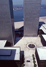 Austin J. Tobin plaza med The Sphere-skulptur i centrum af plaza og syd- og nordtårne og WTC-komplekset omkring det