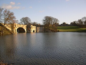 Au palais de Blenheim dans l'Oxfordshire, Brown a endigué le ruisseau dérisoire coulant sous le Grand Pont de Vanbrugh, noyant la moitié de la structure avec de meilleurs résultats