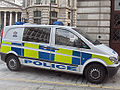 一辆賓士Vito伦敦市警察局的警车，下半车身涂装巴腾堡蓝黄格纹